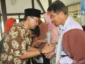 Saat Bupati Irsyad Reuni dengan Guru dan Teman SD Saat Bupati Irsyad Reuni dengan Guru dan Teman SD