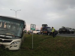 Bus Berpenumpang Terperosok di Parit KM 159 Tol Cipali