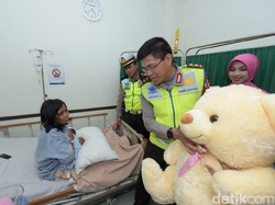 Kakorlantas Beri Teddy Bear untuk Bayi yang Lahir di Cipali