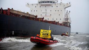 Aksi Greenpeace Hadang Kapal Batubara dengan Perahu Karet