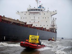 Aksi Greenpeace Hadang Kapal Batubara dengan Perahu Karet