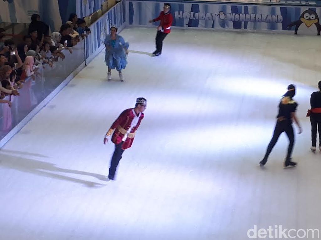Serunya Main Ice Skating di Hari Terakhir Libur Lebaran