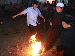 Serunya Ketika Wali Kota Semarang Ikut Sepak Bola Api