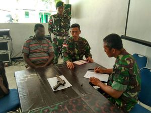 Seorang Warga Papua Serahkan Senpi Ke Pos Perbatasan
