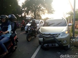 Sopir Ngantuk, Avanza Tabrak Truk Tangki Pertamina di Blitar