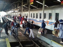 Ratusan Ribu Orang Mudik Pakai Kereta Api dari Bandung