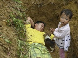 Alasan Mengharukan Ayah Ajak Main Anaknya di Kuburan Setiap Hari