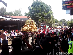 Di Blitar Ada Perayaan Ketupat Lebaran Coklat