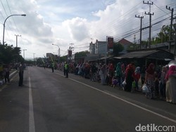 Warga Pawai Sambut Lebaran Ketupat, Lalin Pantura Lamongan Lancar