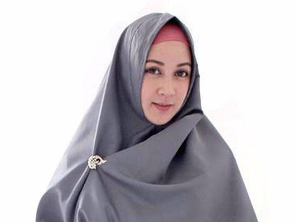Bukan Gathan yang Ditangkap Polisi, Dina Lorenza Tak Ada Sangkut Pautnya Bukan Gathan yang Ditangkap Polisi, Dina Lorenza Tak Ada Sangkut Pautnya