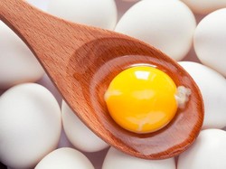 Apa Benar Makan Kuning Telur Bikin Kolesterol Darah Naik?
