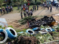 Kisah Sulistiani yang Selamat Saat Minibus Terjun ke Warungnya
