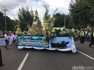 Warga Pesisir Lamongan Gelar Pawai Gunungan Ketupat