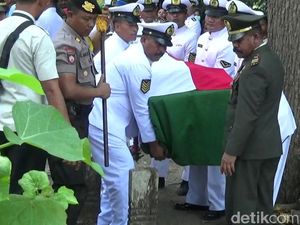 Isak Tangis Keluarga Iringi Pemakaman Kapten Haryanto
