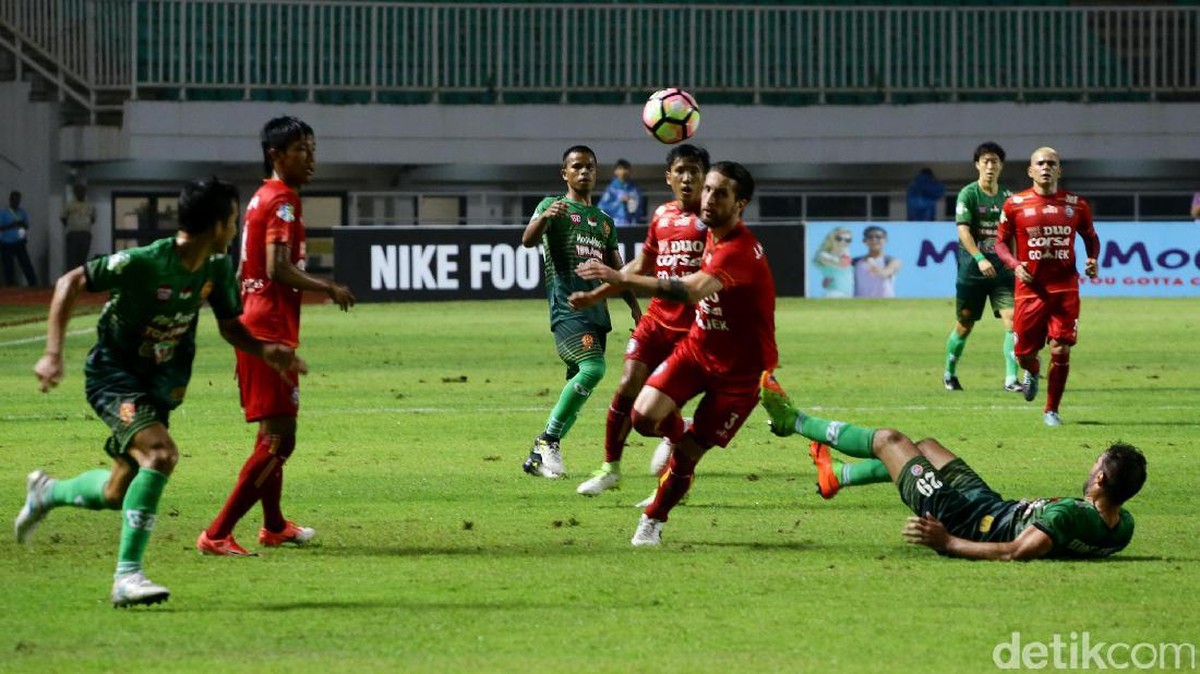 Laga PS TNI vs Arema FC yang berakhir imbang tanpa gol (Foto: detikSport/Hasan Al Habshy)