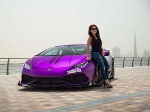 Wanita Muda Modif Lambo Huracan Sesuai dengan Warna Cat Kukunya