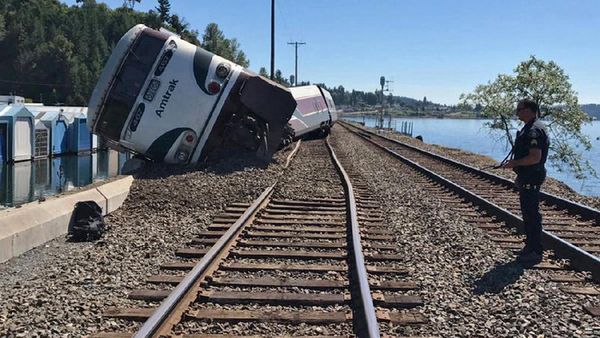Kereta Penumpang Amtrak Tergelincir di Washington