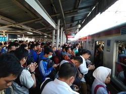 Ada Gangguan, Penumpang KRL di Citayam Membeludak