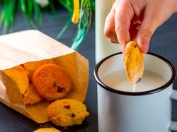 Kenapa ya, Kalau Biskuit Dicelup Susu Rasanya Jadi Lebih Enak?