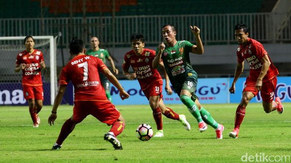 Skor Kacamata di Laga PS TNI vs Arema