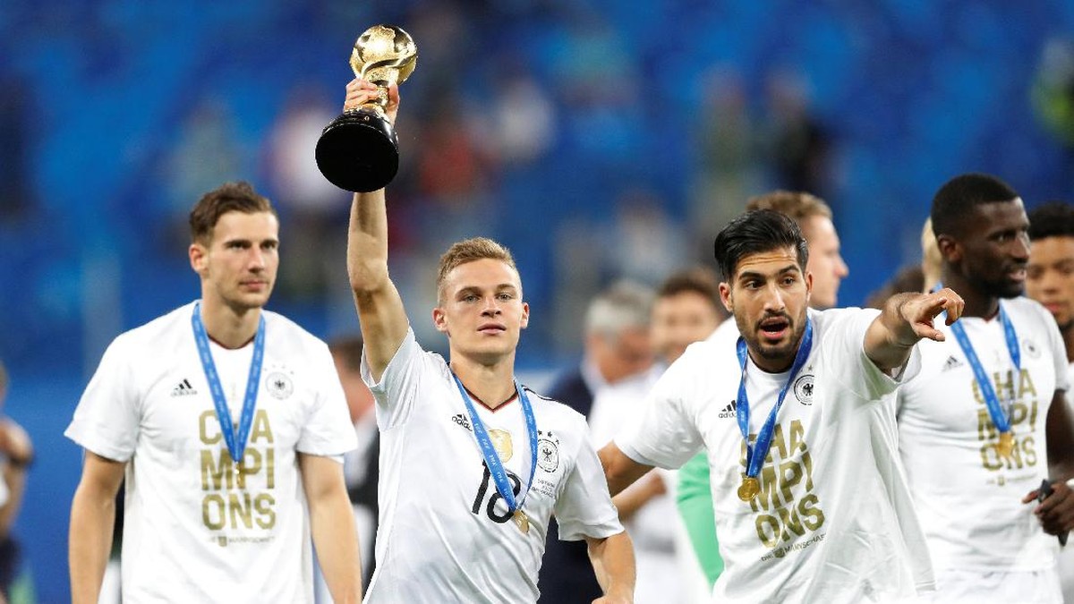 Bek Jerman Joshua Kimmich mengangkat trofi Piala Konfederasi (Foto: REUTERS/Carl Recine)