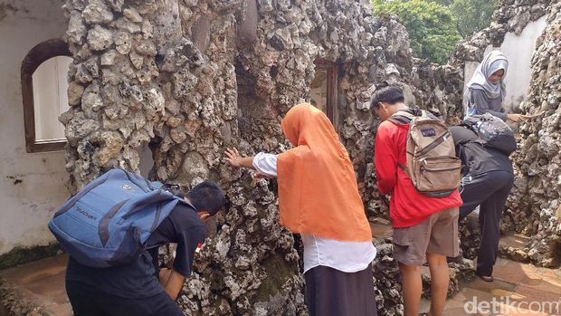 Libur Usai, Komunitas Traveler Ini Bersihkan Goa Sunyaragi Cirebon