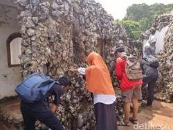 Relawan Bersihkan Goa Sunyaragi Cirebon Usai Libur Lebaran