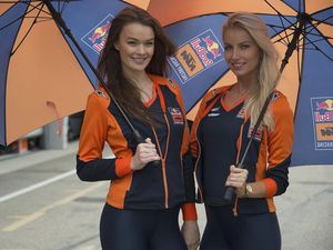 Aksi Para Gadis Payung di Sirkuit Sachsenring Aksi Para Gadis Payung di Sirkuit Sachsenring