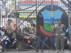 Hari Pertama Kerja, Puluhan PNS Pemkab Garut Terkunci di Gerbang