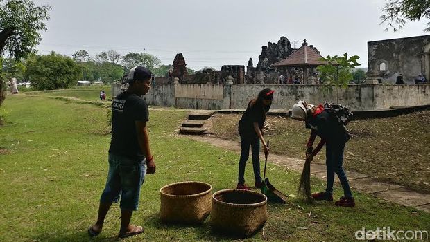 Libur Usai, Komunitas Traveler Ini Bersihkan Goa Sunyaragi Cirebon