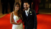 Bintang Barcelona, Lionel Messi, menggelar pernikahannya dengan Antonella Roccuzzo di sebuah hotel mewah di Rosario, Argentina, pada Juni 2017. Selama pernikahan berlangsung, area tersebut ditutup untuk umum. Messi juga menyewa 200 petugas keamanan. Ditambah menu makanan yang wah, pesta tersebut kabarnya menelan dana 5 juta dollar (Rp72 miliar). Foto: REUTERS/Marcos Brindicci