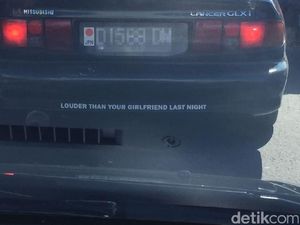 Stiker Menggelitik Mobil dengan Knalpot Racing