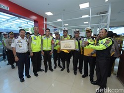 Kakorlantas Beri Penghargaan ke Polisi yang Bantu Ibu Melahirkan