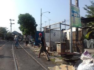 Satpol PP Solo Bongkar Lapak-lapak di Dekat Perlintasan KA Wisata