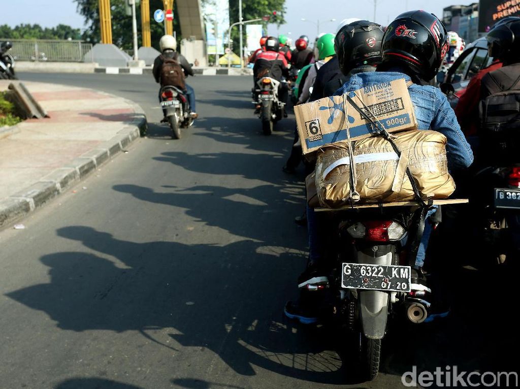 Bahayanya Pasang Kayu Tambahan di Belakang Jok Motor Saat Mudik Bahayanya Pasang Kayu Tambahan di Belakang Jok Motor Saat Mudik