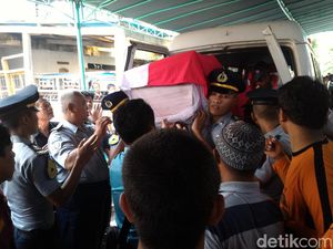 Istri Nyoto Terkulai Lemas saat Jenazah Suami Tiba di Rumah Duka