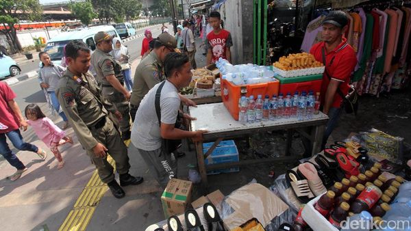 PKL di Depan Stasiun Tanah Abang Ditertibkan