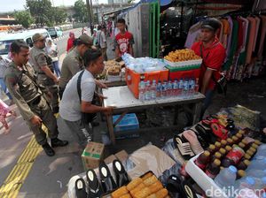 PKL di Depan Stasiun Tanah Abang Ditertibkan