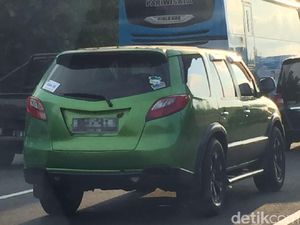 SUV Hijau Berkeliaran Saat Mudik, Mobil Apa Ya?