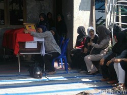 Tangis dan Pelukan Istri di Foto Budi Korban Kecelakaan Heli Basarnas