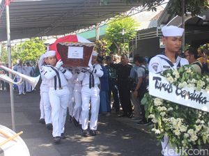Tangis Histeris Istri dan Anak Tunggal Budi Santoso Sebelum Pemakaman