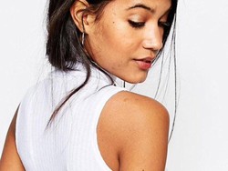 Model Berjerawat dan Punya Stretch Mark di Iklan Baju Renang Dipuji Netizen