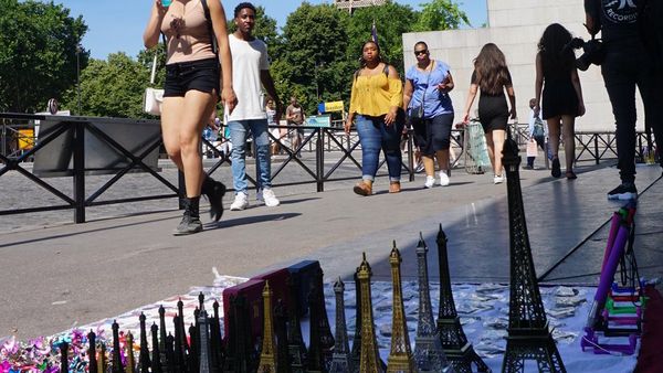 Bon Voyage! Tempat Membeli Souvenir Murah di Menara Eiffel