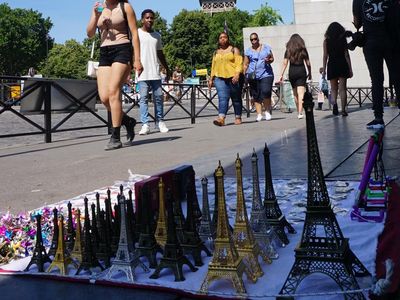 Bon Voyage! Tempat Membeli Souvenir Murah di Menara Eiffel