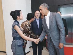 Bangganya Maudy Ayunda Bertemu dengan Obama Bangganya Maudy Ayunda Bertemu dengan Obama