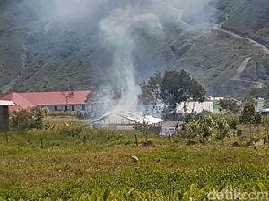 Puluhan Rumah di Puncak Jaya Papua Dibakar Massa Puluhan Rumah di Puncak Jaya Papua Dibakar Massa