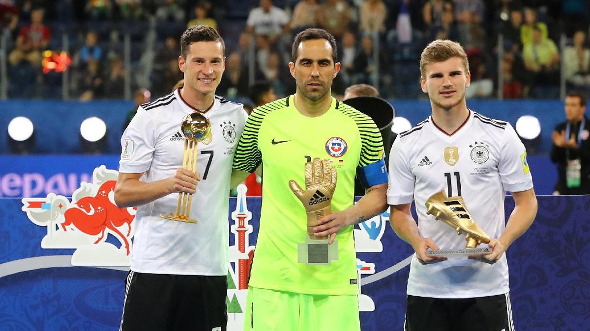Julian Draxler mendapatkan penghargaan bola emas Piala Konfederasi 2017. (Foto: REUTERS/Kai Pfaffenbach)