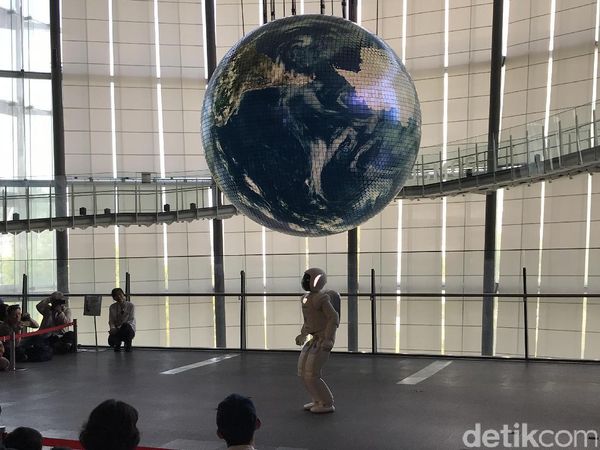 Android Cantik dan Atraksi Robot Asimo di Museum Miraikan