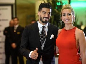 Ketika Patung Suarez Kondangan ke Pesta Messi
