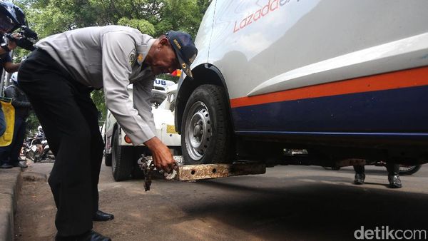 Petugas Dishub Sisir Parkir Liar di Jaksel